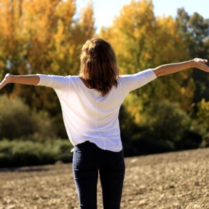 femme sereine qui prend une respiration profonde en pleine nature