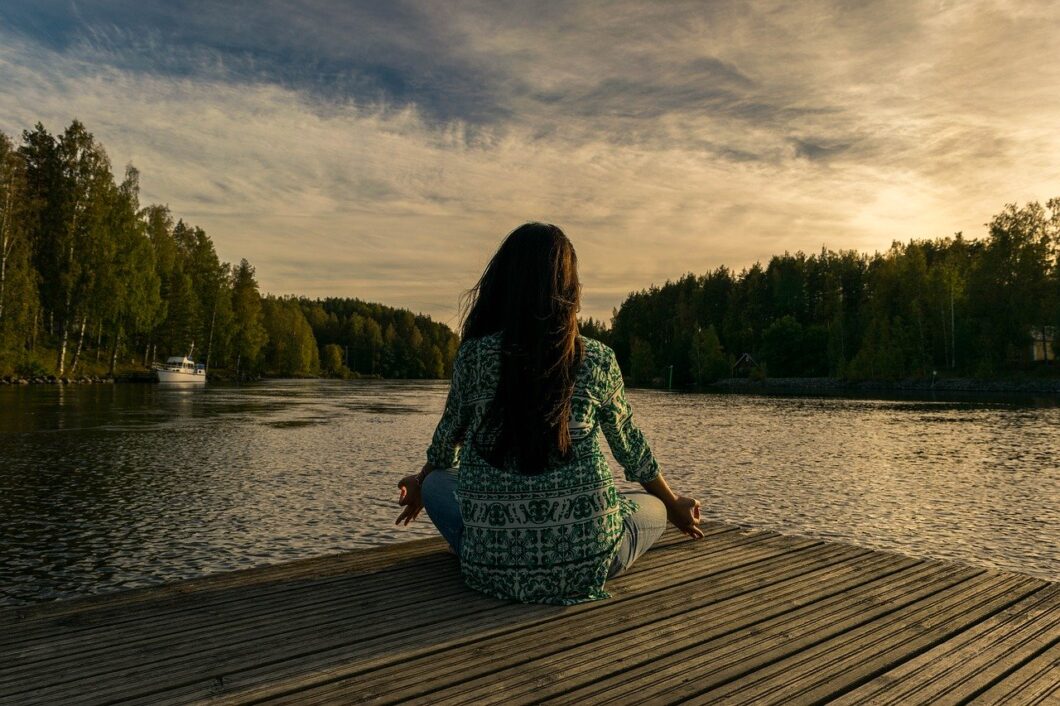 femme en position de lotus en train de méditer et de se relaxer