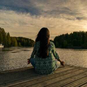femme en position de lotus en train de méditer et de se relaxer