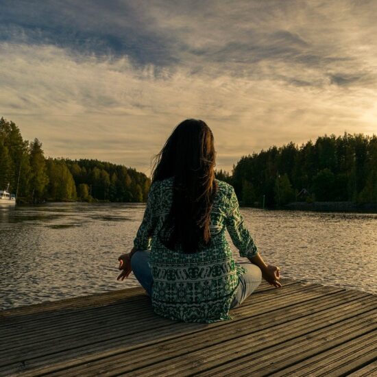 femme en position de lotus en train de méditer et de se relaxer