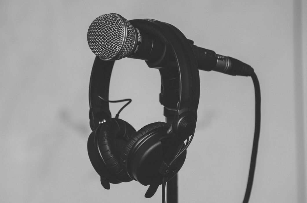 un micro et un casque pour chanter dans un studio de musique