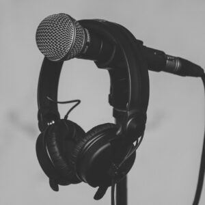un micro et un casque pour chanter dans un studio de musique