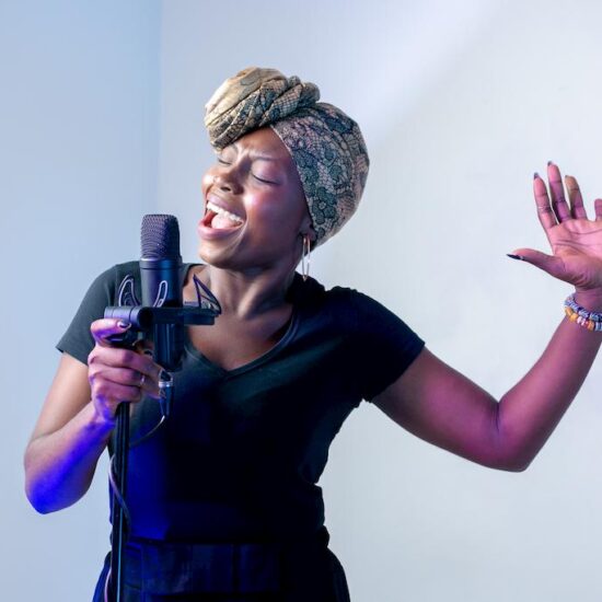 une femme enregistre une chanson dans un studio de musique