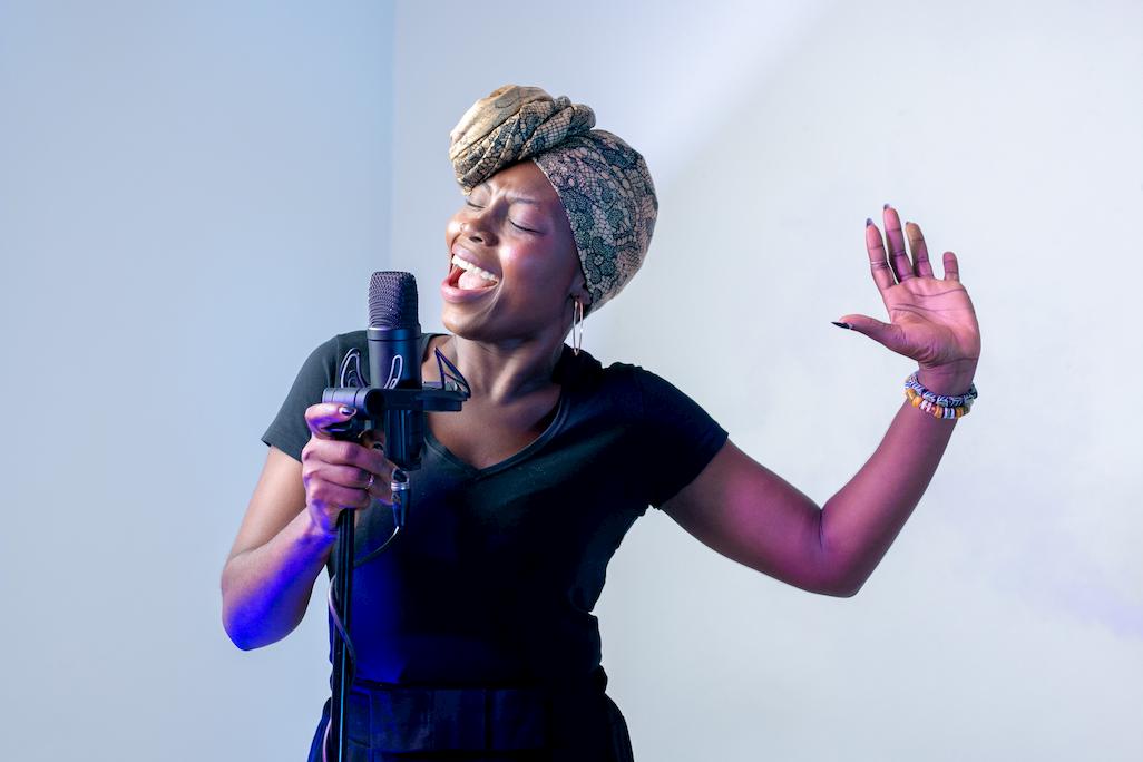 une femme enregistre une chanson dans un studio de musique