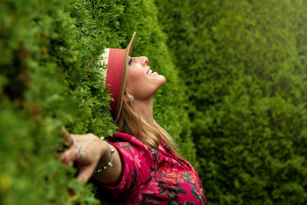 une femme allongée dans l'herbe est heureuse et profite de la vie