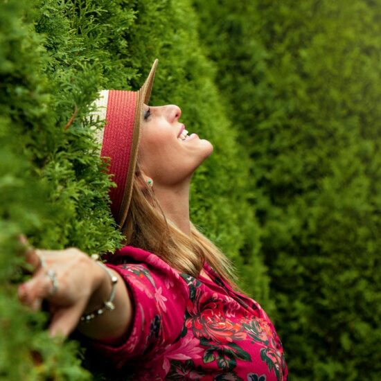 une femme allongée dans l'herbe est heureuse et profite de la vie