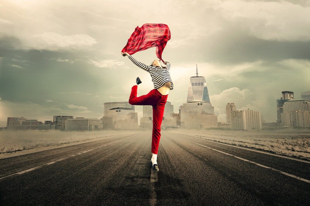 une femme pleine de joie de vivre danse sur la route