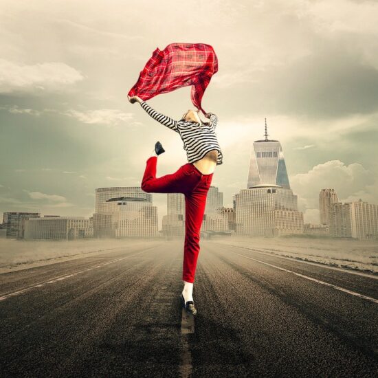 une femme pleine de joie de vivre danse sur la route