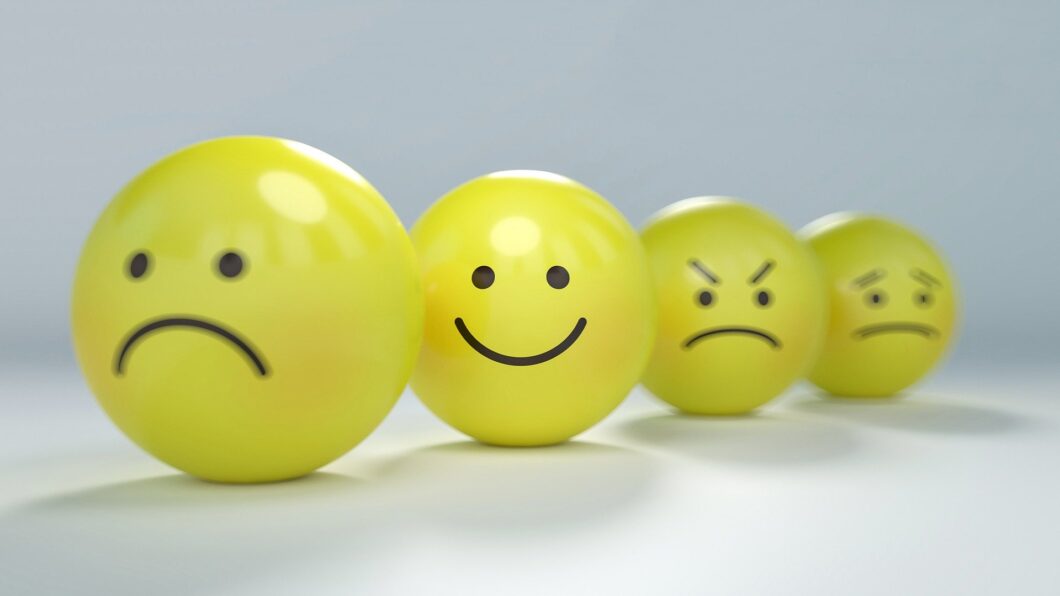 Smileys avec différentes émotions : joie, colère, tristesse