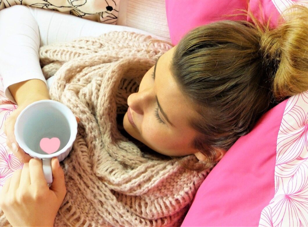 une femme profite d'un peu de repos et d'un instant cocooning pour booster son système immunitaire