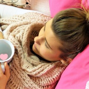 une femme profite d'un peu de repos et d'un instant cocooning pour booster son système immunitaire