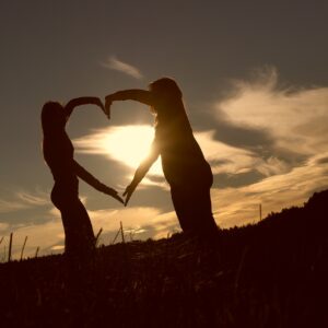 deux femmes forment un coeur avec leurs bras pour célébrer l'amour et l'amitié