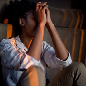une femme assise par terre est triste et déprimée