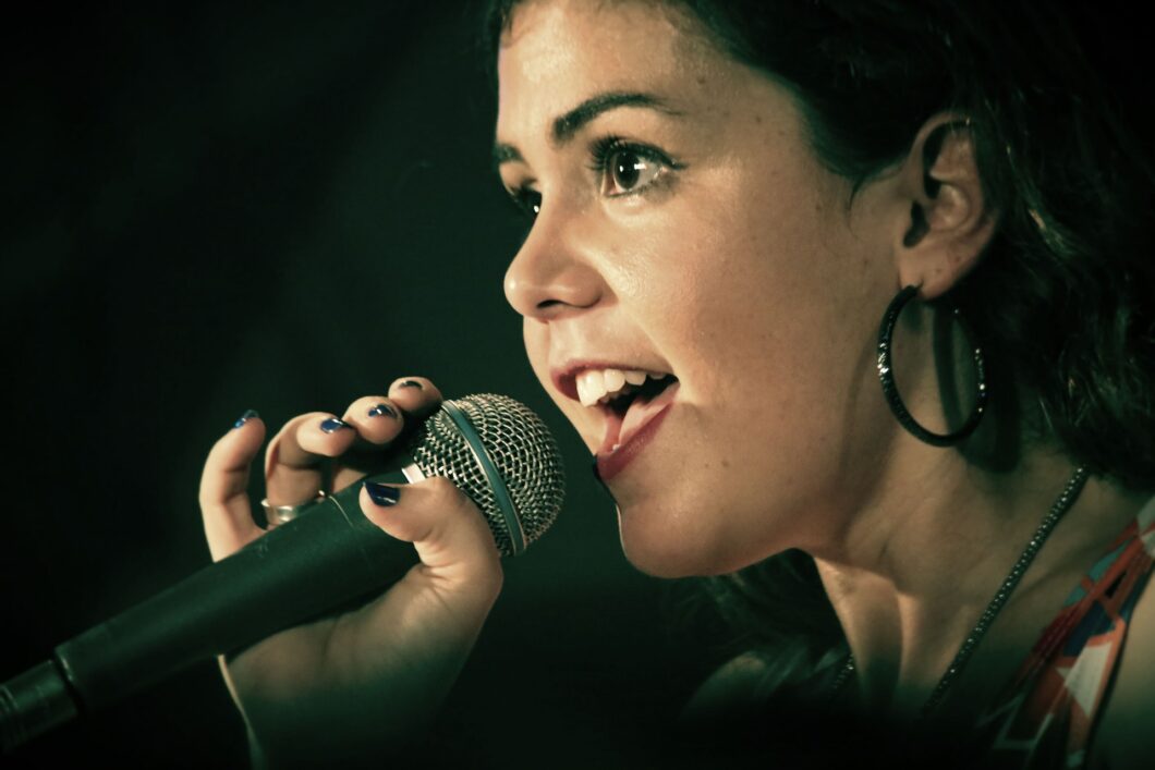 chanteuse avec un micro dans la main