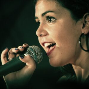 chanteuse avec un micro dans la main