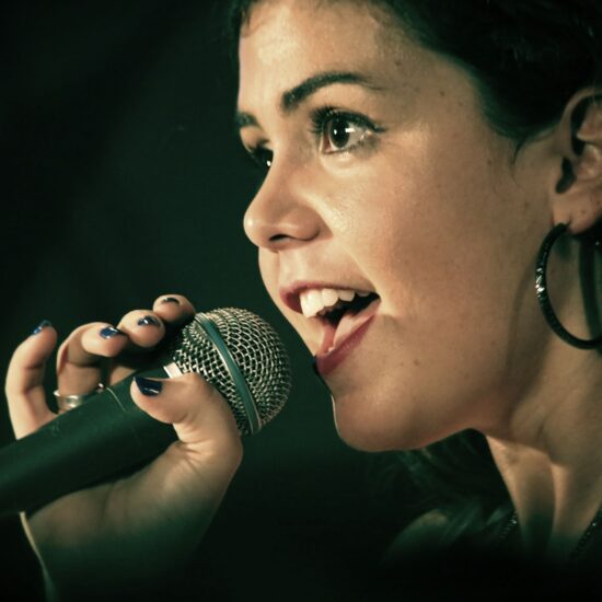 chanteuse avec un micro dans la main