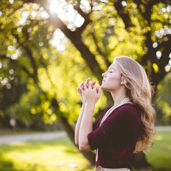 une femme calme et pleine de confiance en elle respire profondément