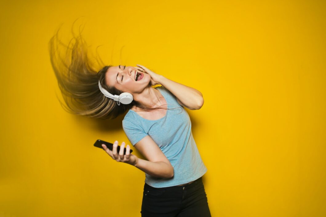 une femme écoute une chanson avec un casque sur les oreilles