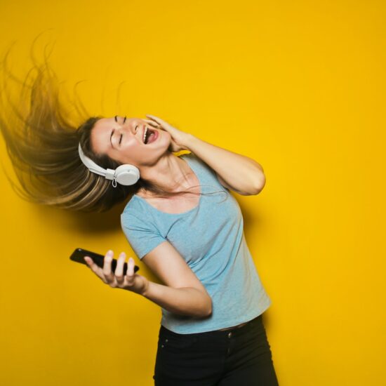 une femme écoute une chanson avec un casque sur les oreilles