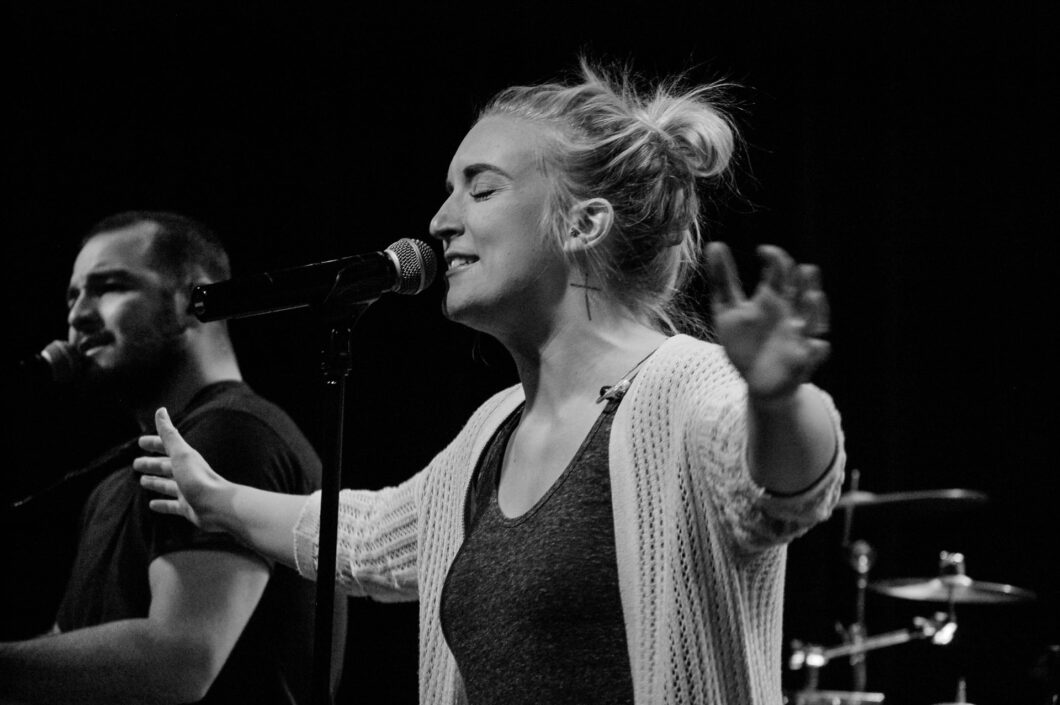 une chanteuse sur scène lors d'un concert