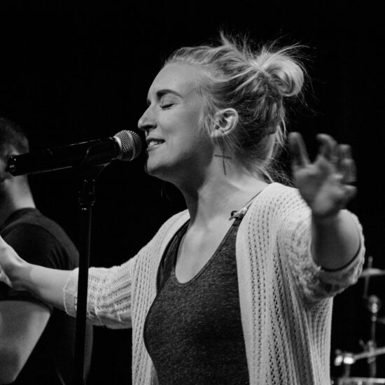 une chanteuse sur scène lors d'un concert
