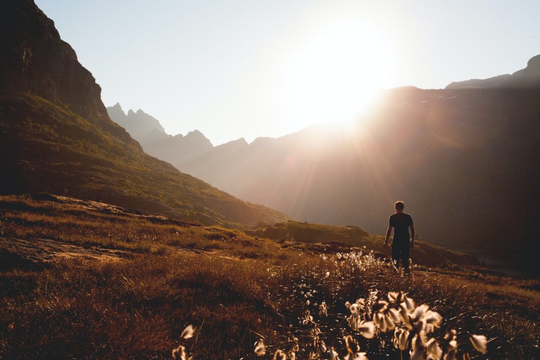 un homme marche dans la montagne pour atteindre son but