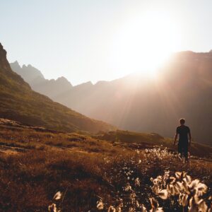 un homme marche dans la montagne pour atteindre son but