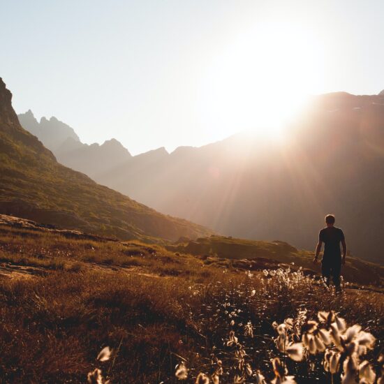 un homme marche dans la montagne pour atteindre son but