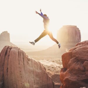 un homme saute entre deux rochers