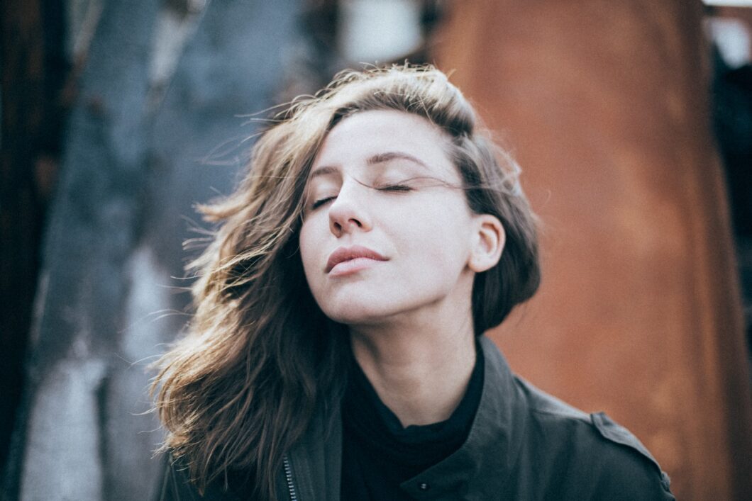 une femme pratique la respiration profonde pour se relaxer