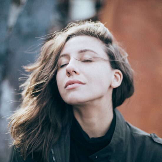 une femme pratique la respiration profonde pour se relaxer