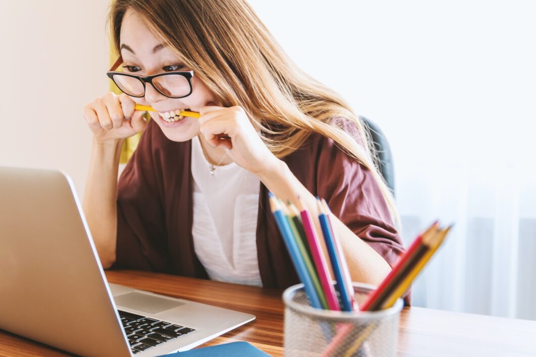 une femme est sur les nerfs et ronge son crayon à cause de l'anxiété
