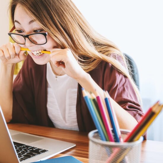 une femme est sur les nerfs et ronge son crayon à cause de l'anxiété