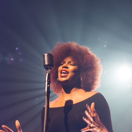 une chanteuse afro donne de la voix sur scène lors d'un concert