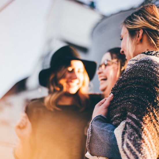 un groupe d'amis parle ensemble