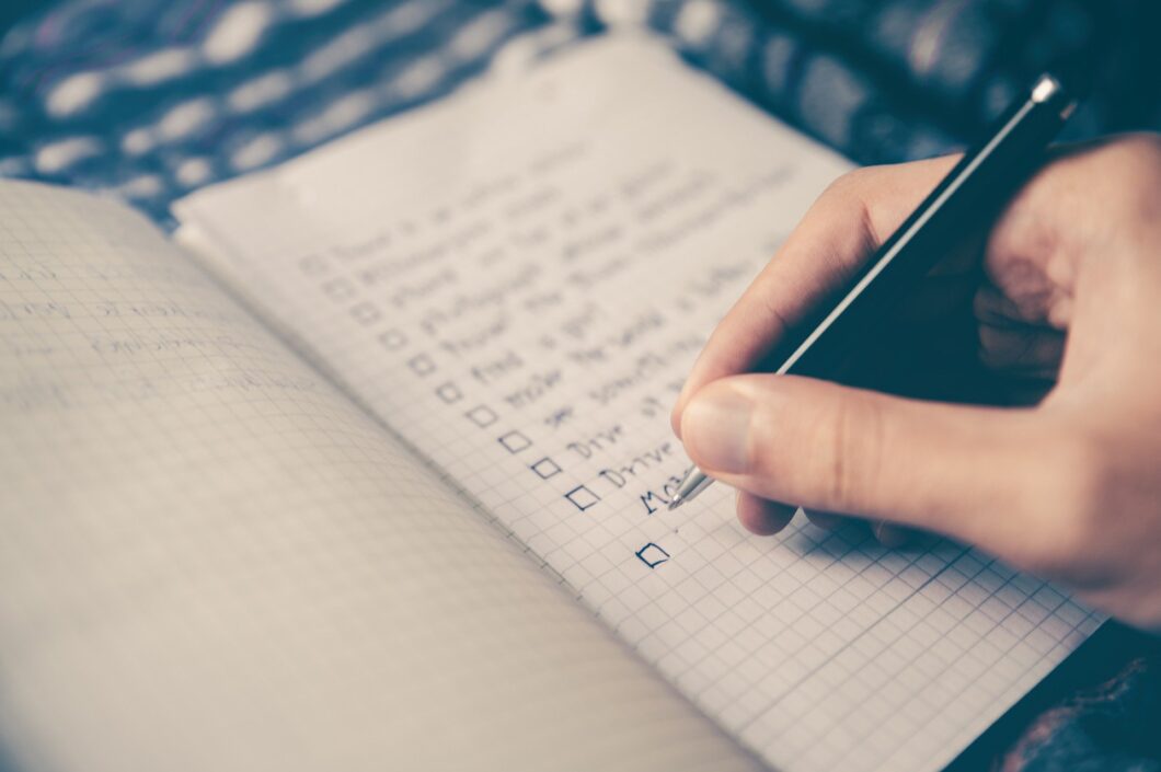 personne qui fait une checklist, comme un pense-bête