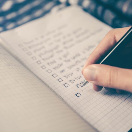 personne qui fait une checklist, comme un pense-bête