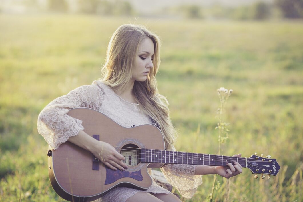 femme qui joue de la guitare en pleine nature