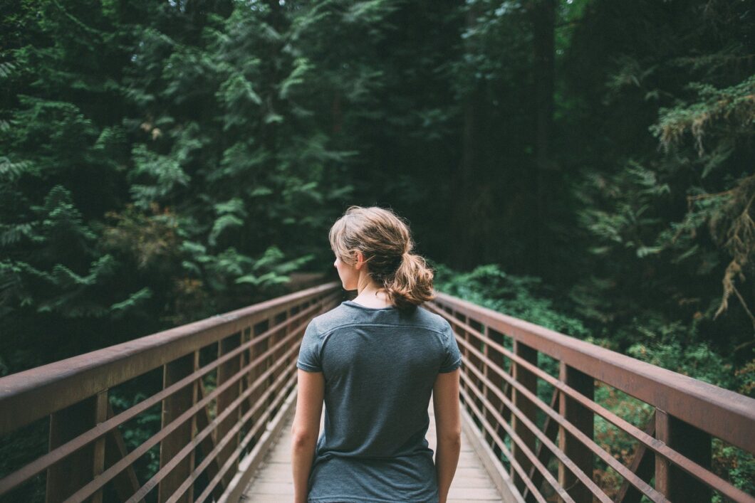 femme qui traverse un pont