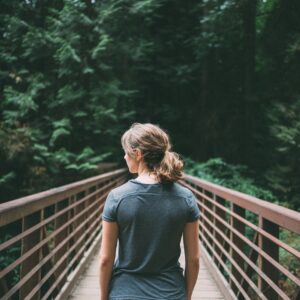 femme qui traverse un pont