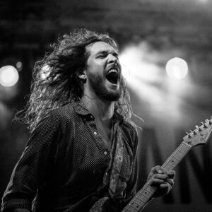 un chanteur avec une voix puissante en plein concert