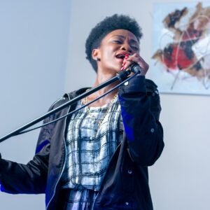 femme noire en train de chanter