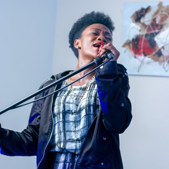 femme noire en train de chanter