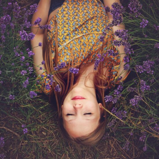 femme sereine étendue dans un champ de fleurs