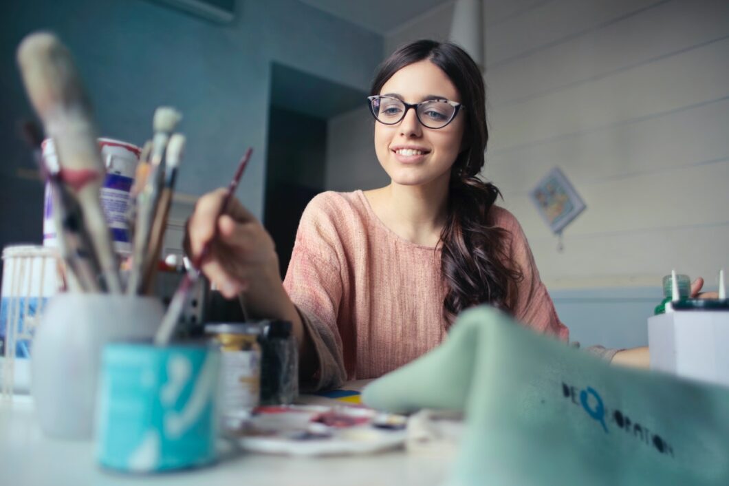 Femme peintre avec un pinceau dans la main