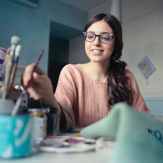 Femme peintre avec un pinceau dans la main