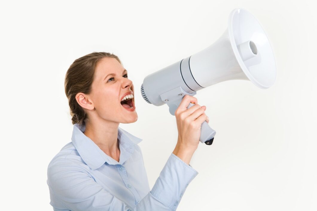Femme qui parle dans un mégaphone