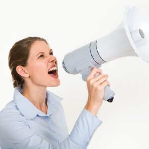 Femme qui parle dans un mégaphone