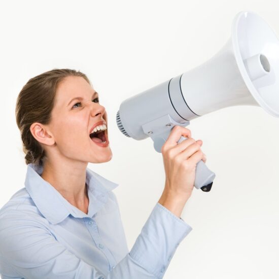 Femme qui parle dans un mégaphone