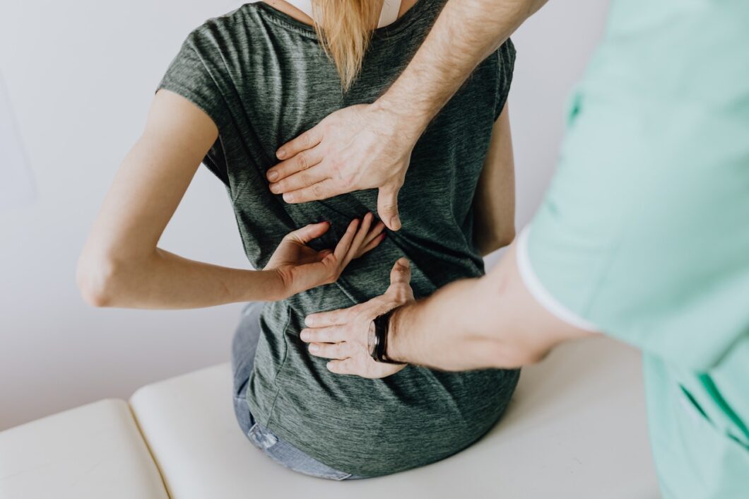 Femme avec un mal de dos qui consulte un médecin